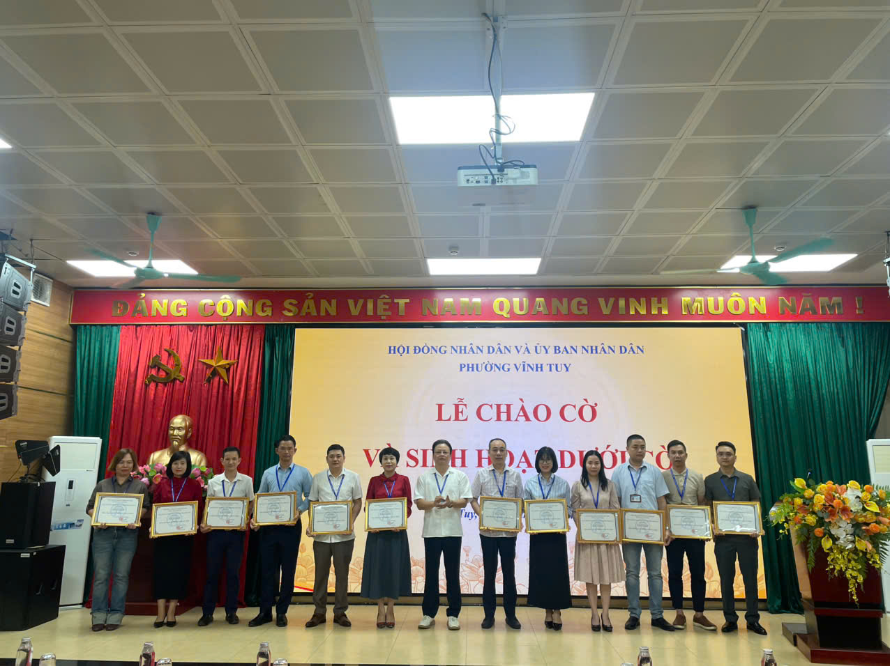 UBND phường Vĩnh Tuy tổ chức Lễ chào cờ và Sinh hoạt dưới cờ tháng 5 năm 2026- Ảnh 3.