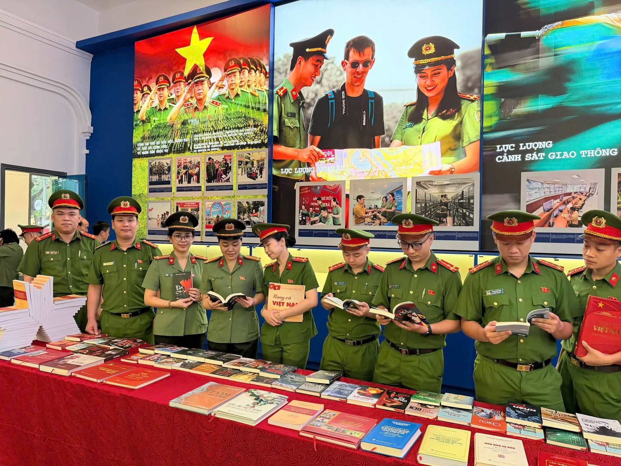 Công an phường Ô Chợ Dừa tri ân các thế hệ đi trước- Ảnh 1.