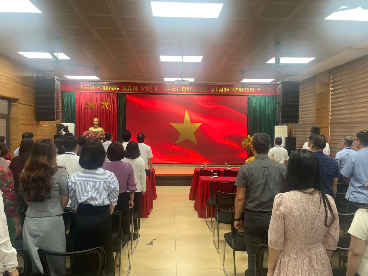 UBND phường Vĩnh Tuy tổ chức Lễ chào cờ và Sinh hoạt dưới cờ tháng 5 năm 2026- Ảnh 1.