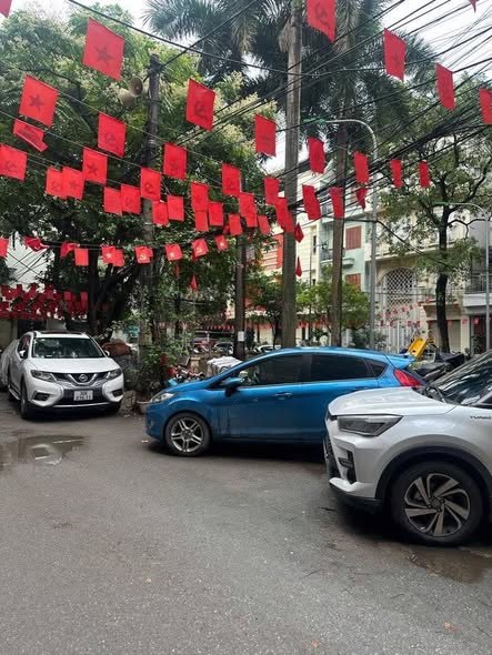 Phường Láng ra quân xử lý tình trạng Ô tô đỗ sai qui định.- Ảnh 1.