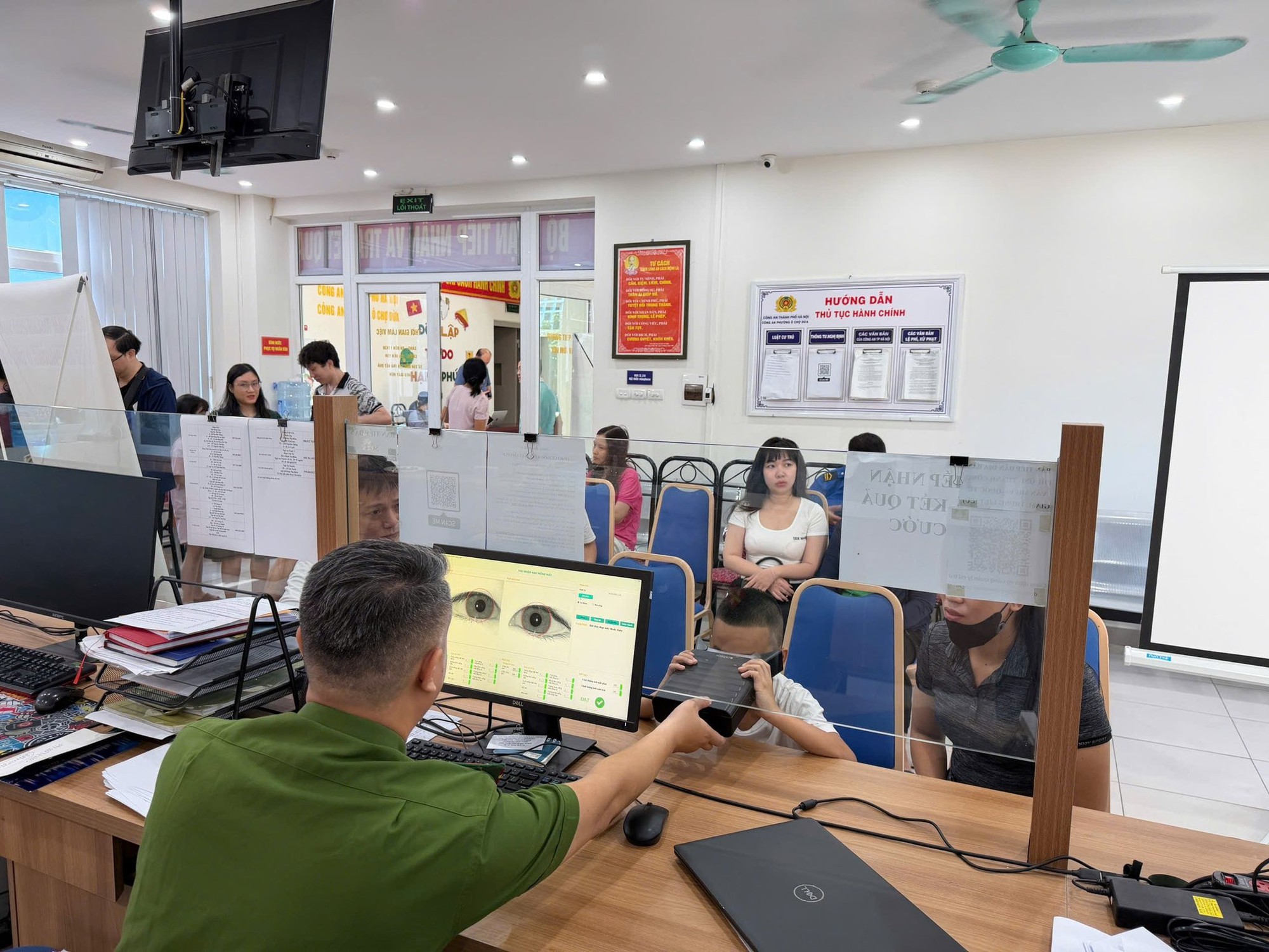 Công an phường Ô Chợ Dừa: Gần dân từ những việc làm thiết thực- Ảnh 1.