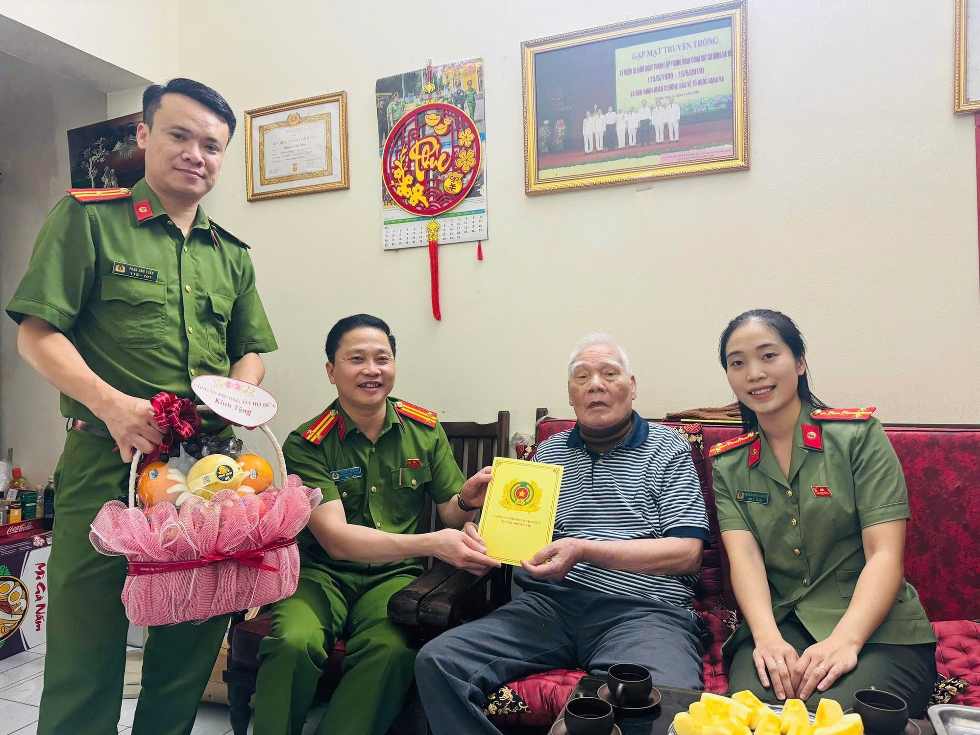Công an phường Ô Chợ Dừa: Gần dân từ những việc làm thiết thực- Ảnh 2.