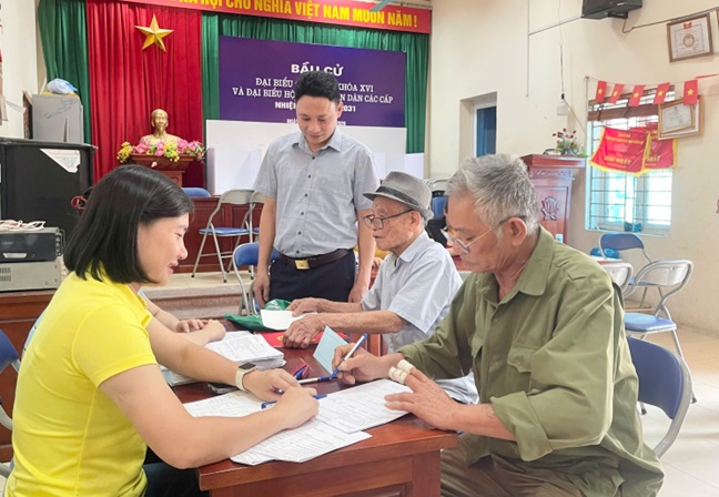 Hoài Đức chi trả tiền bồi thường, hỗ trợ cho các hộ dân có đất thu hồi thực hiện dự án- Ảnh 2.