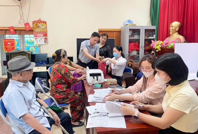 Hoài Đức chi trả tiền bồi thường, hỗ trợ cho các hộ dân có đất thu hồi thực hiện dự án- Ảnh 4.
