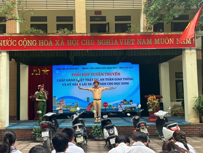 Cổng trường an toàn giao thông - từ quản lý trật tự đến hình thành văn hóa ứng xử- Ảnh 2.