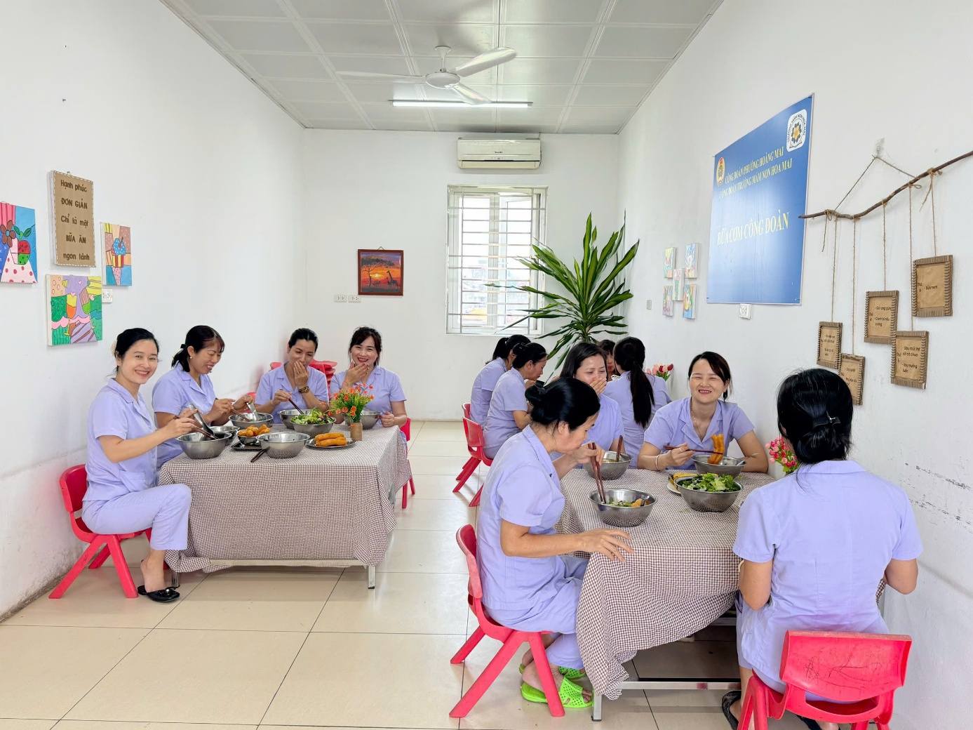 RỘN RÀNG "BỮA CƠM CÔNG ĐOÀN" CHÀO MỪNG KỶ NIỆM 30/4 - 1/5 TẠI TRƯỜNG MẦM NON HOA MAI- Ảnh 2.