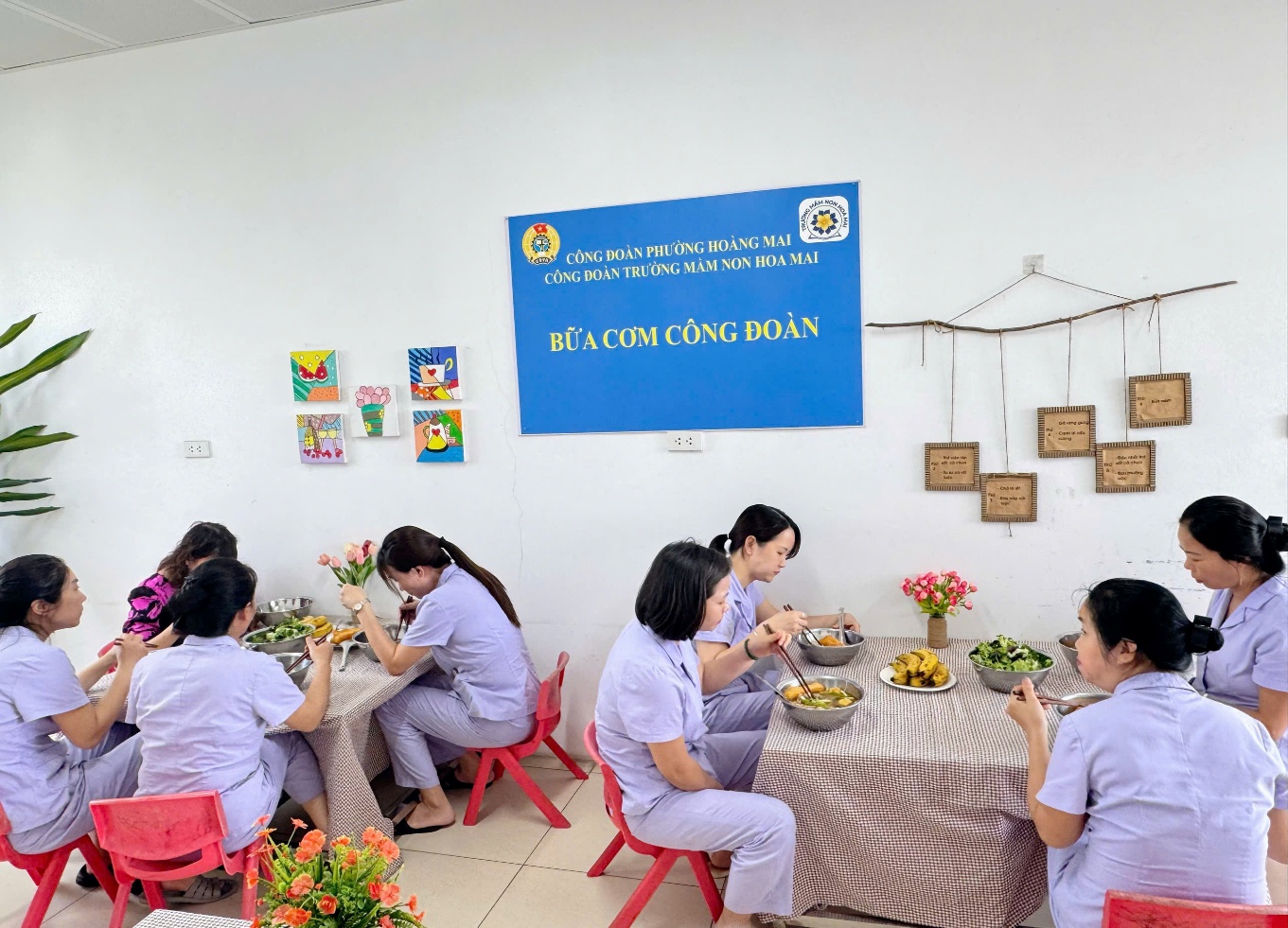 RỘN RÀNG "BỮA CƠM CÔNG ĐOÀN" CHÀO MỪNG KỶ NIỆM 30/4 - 1/5 TẠI TRƯỜNG MẦM NON HOA MAI- Ảnh 4.