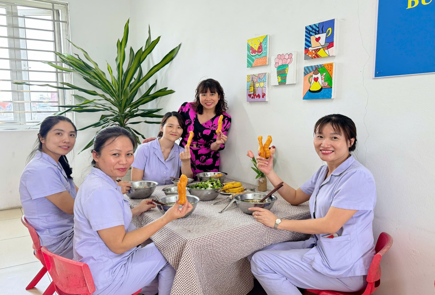 RỘN RÀNG "BỮA CƠM CÔNG ĐOÀN" CHÀO MỪNG KỶ NIỆM 30/4 - 1/5 TẠI TRƯỜNG MẦM NON HOA MAI- Ảnh 5.