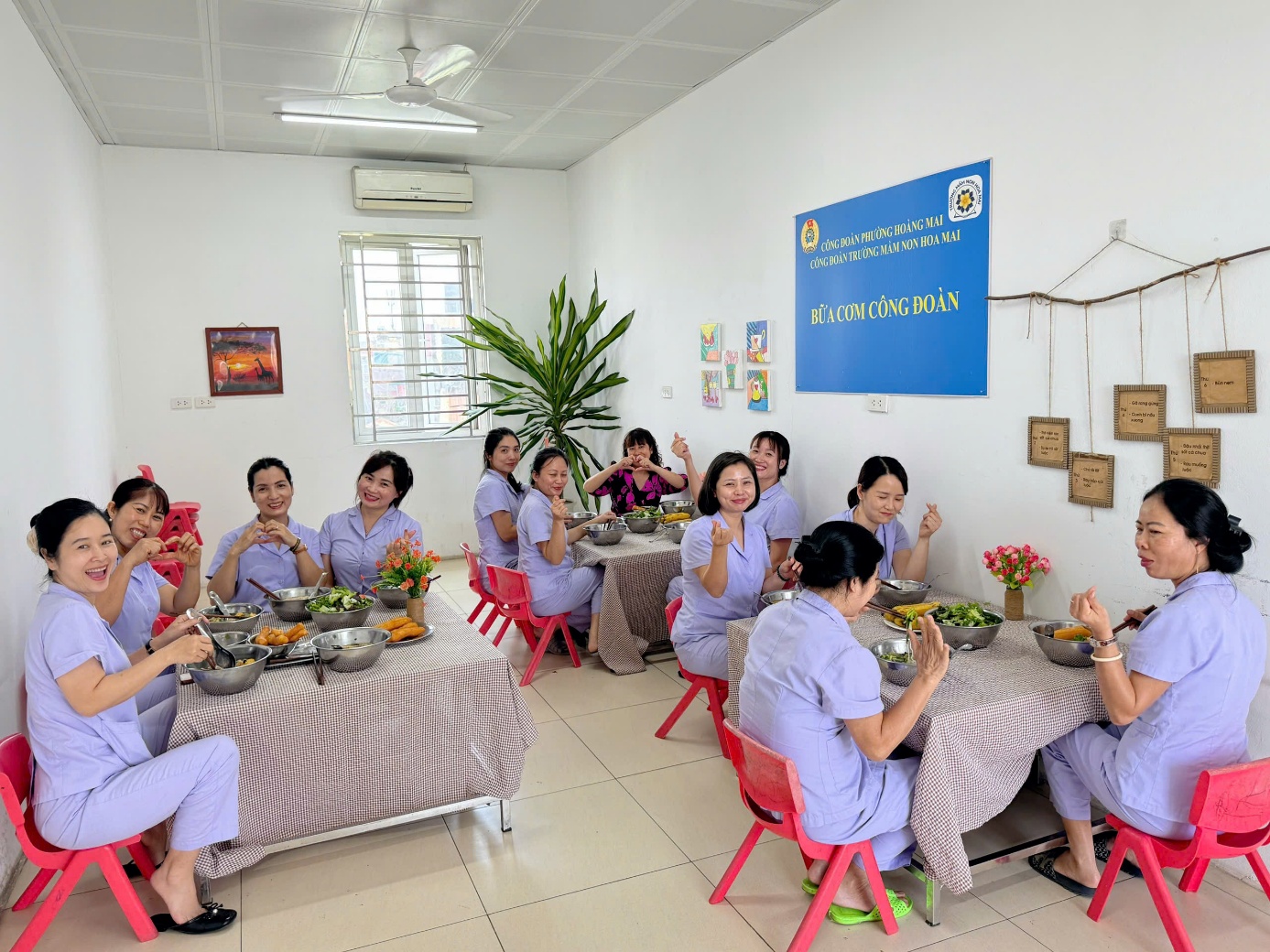 RỘN RÀNG "BỮA CƠM CÔNG ĐOÀN" CHÀO MỪNG KỶ NIỆM 30/4 - 1/5 TẠI TRƯỜNG MẦM NON HOA MAI- Ảnh 6.
