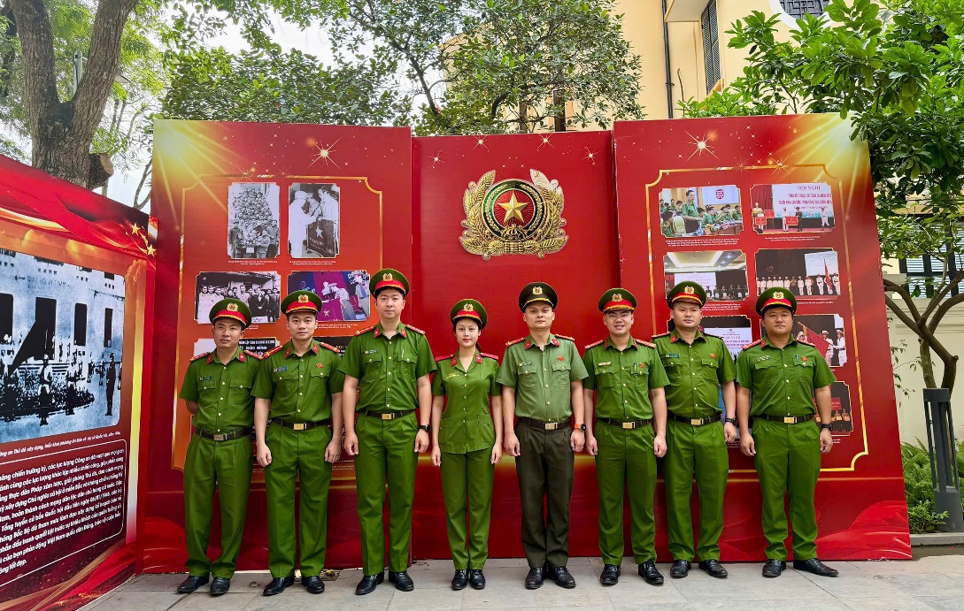 Công an phường Yên Sở tham quan, học tập sinh hoạt chính trị và hưởng ứng Ngày Sách, Văn hóa đọc Việt Nam năm 2026- Ảnh 1.