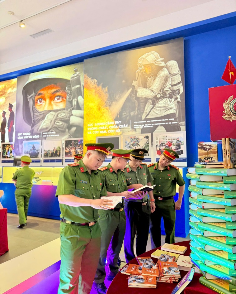Công an phường Yên Sở tham quan, học tập sinh hoạt chính trị và hưởng ứng Ngày Sách, Văn hóa đọc Việt Nam năm 2026- Ảnh 2.