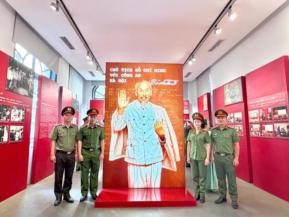 Công an phường Yên Sở tham quan, học tập sinh hoạt chính trị và hưởng ứng Ngày Sách, Văn hóa đọc Việt Nam năm 2026- Ảnh 3.