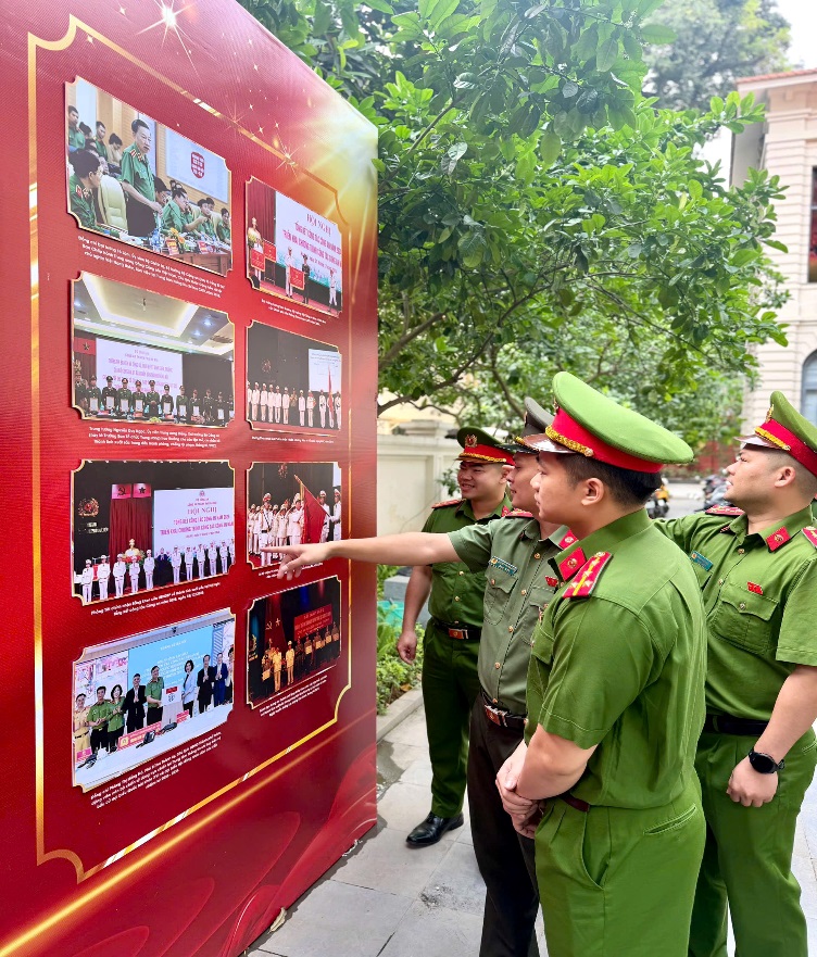 Công an phường Yên Sở tham quan, học tập sinh hoạt chính trị và hưởng ứng Ngày Sách, Văn hóa đọc Việt Nam năm 2026- Ảnh 4.