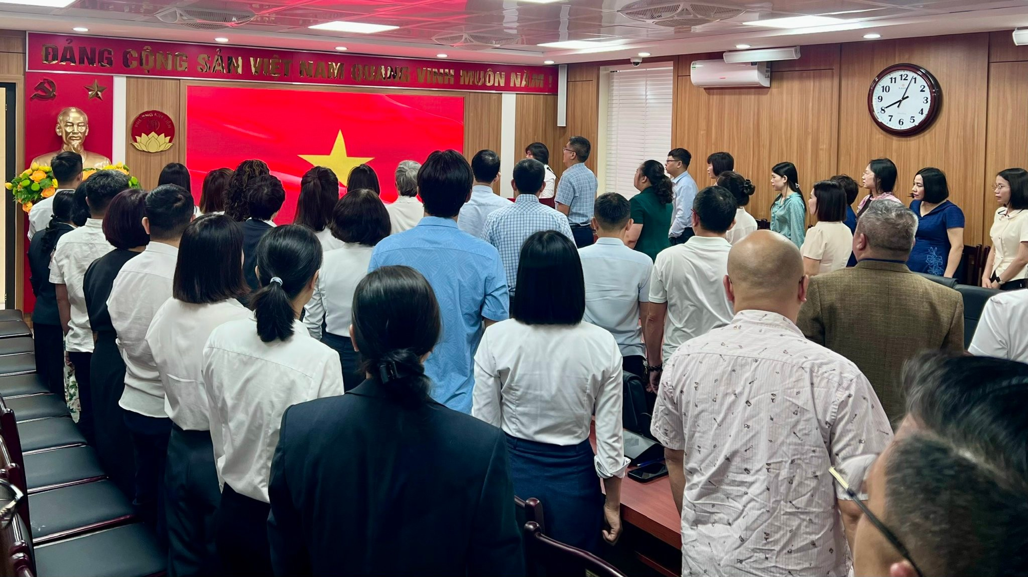 Phường Kim Liên: Nghiêm túc sinh hoạt dưới cờ, triển khai nhiệm vụ tháng 5/2026, gắn kết qua hoạt động chúc mừng sinh nhật- Ảnh 1.