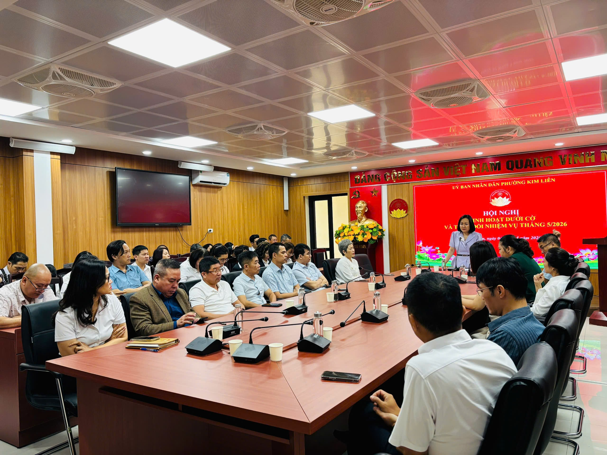 Phường Kim Liên: Nghiêm túc sinh hoạt dưới cờ, triển khai nhiệm vụ tháng 5/2026, gắn kết qua hoạt động chúc mừng sinh nhật- Ảnh 2.