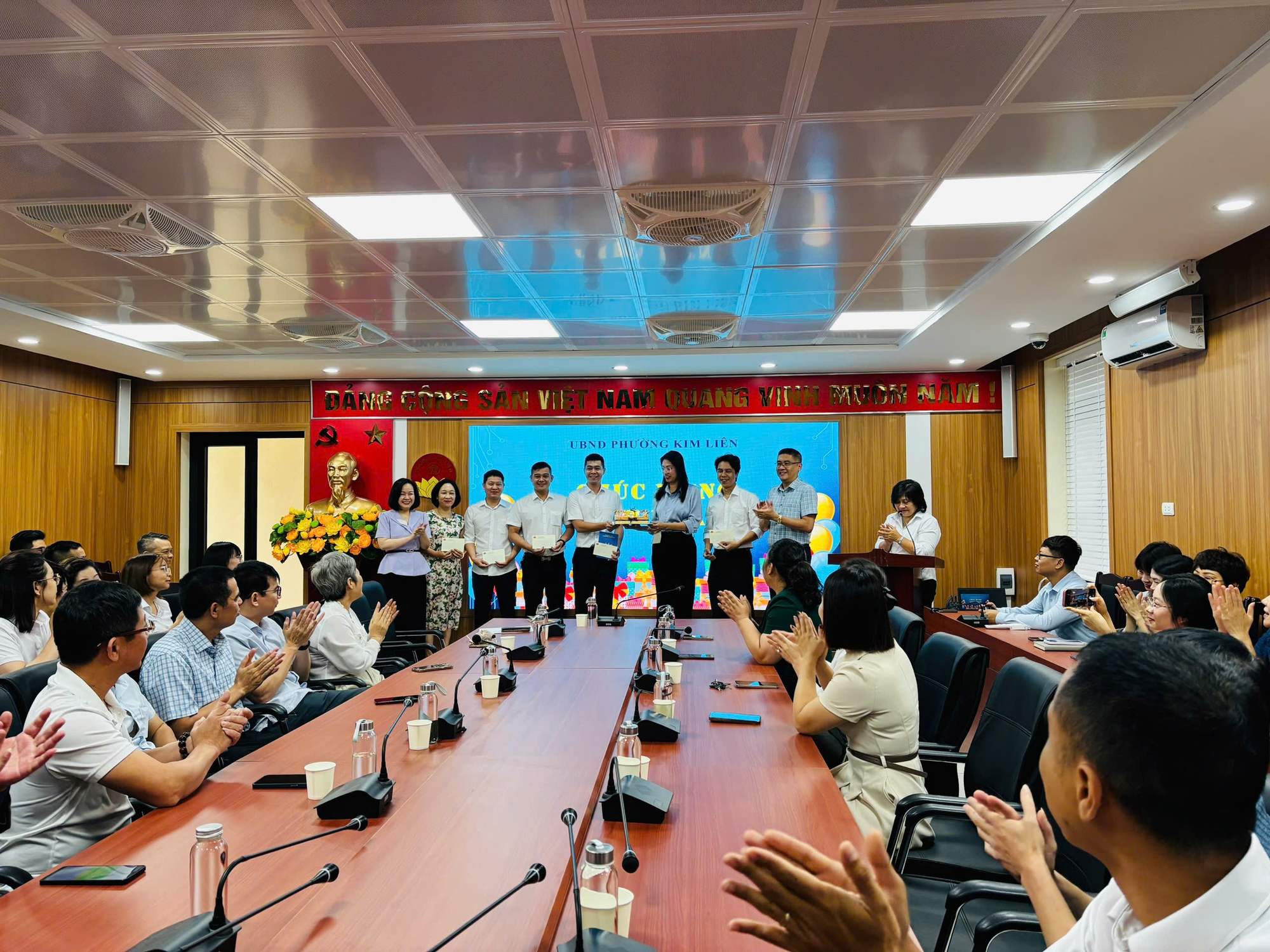 Phường Kim Liên: Nghiêm túc sinh hoạt dưới cờ, triển khai nhiệm vụ tháng 5/2026, gắn kết qua hoạt động chúc mừng sinh nhật- Ảnh 3.