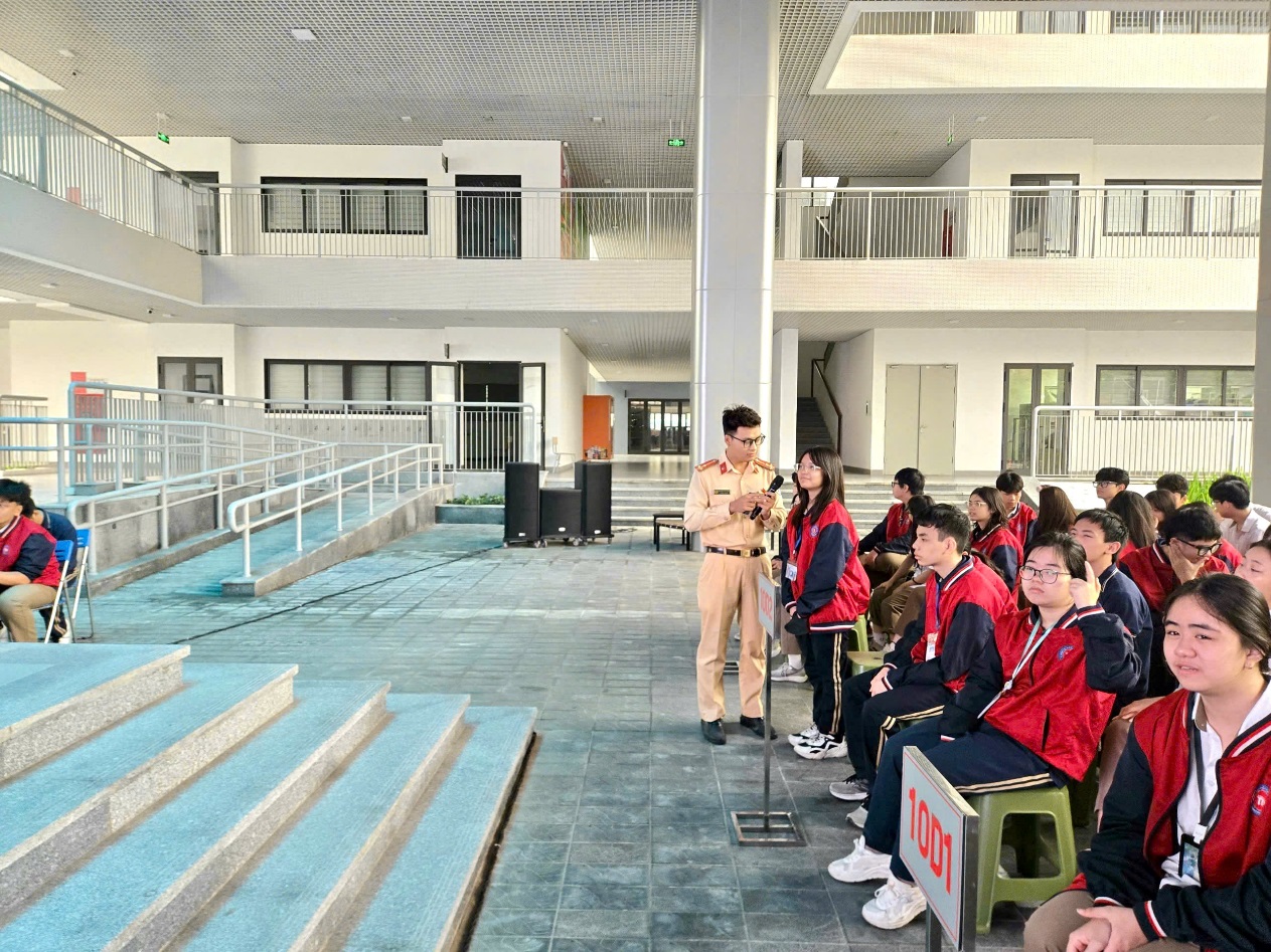 Công an phường Yên Sở phối hợp tổ chức tập huấn kỹ năng lái xe máy an toàn cho học sinh năm học 2025–2026- Ảnh 2.