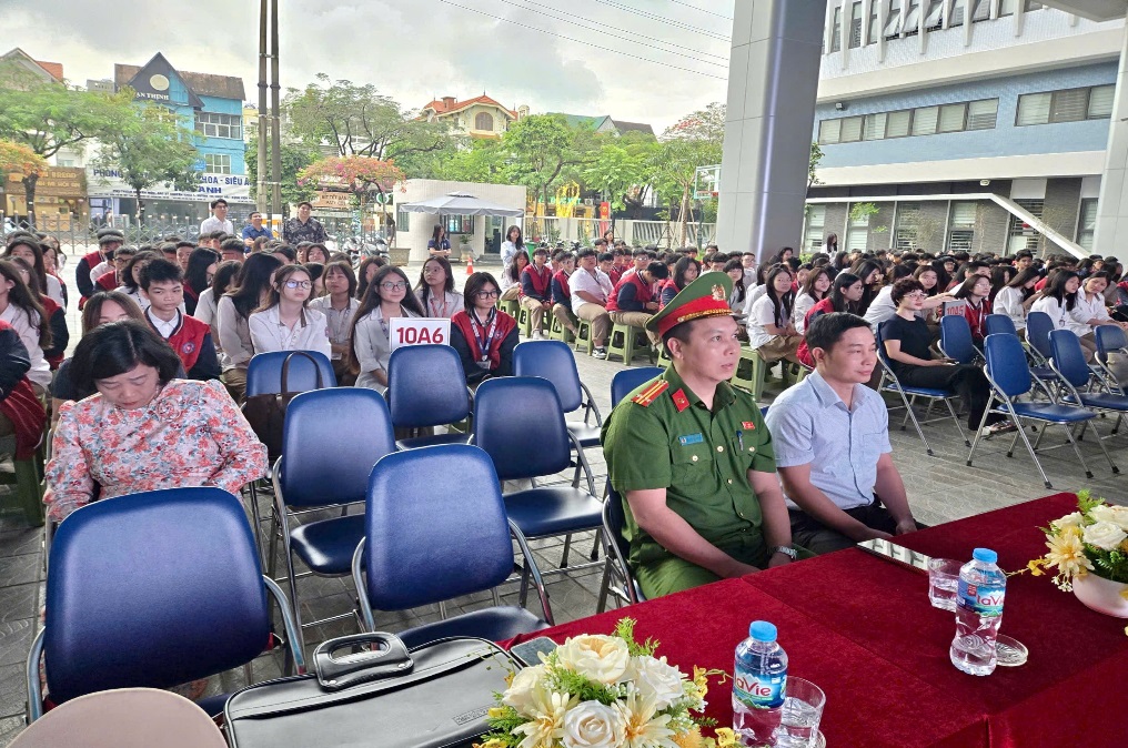 Công an phường Yên Sở phối hợp tổ chức tập huấn kỹ năng lái xe máy an toàn cho học sinh năm học 2025–2026- Ảnh 3.