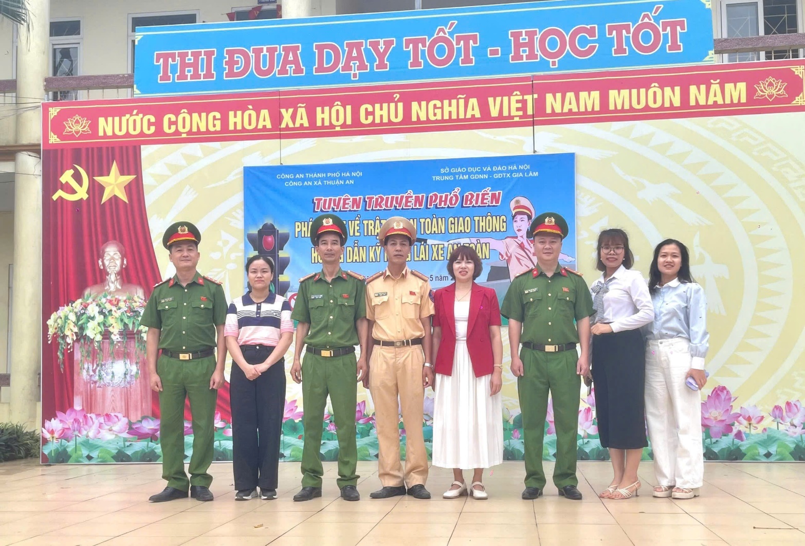 Tuyên truyền, phổ biến pháp luật ATGT và hướng dẫn kỹ năng lái xe an toàn cho học sinh Trung tâm Giáo dục nghề nghiệp- Giáo dục thường xuyên Gia Lâm- Ảnh 1.