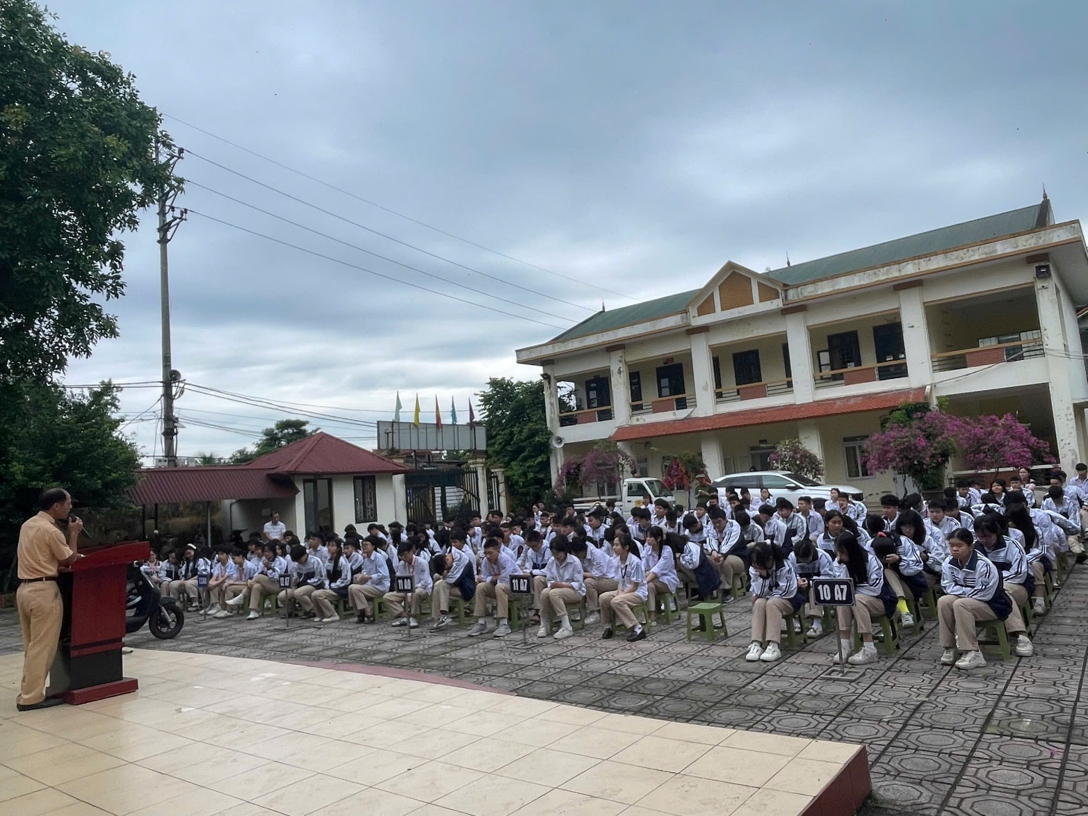 Tuyên truyền, phổ biến pháp luật ATGT và hướng dẫn kỹ năng lái xe an toàn cho học sinh Trung tâm Giáo dục nghề nghiệp- Giáo dục thường xuyên Gia Lâm- Ảnh 2.