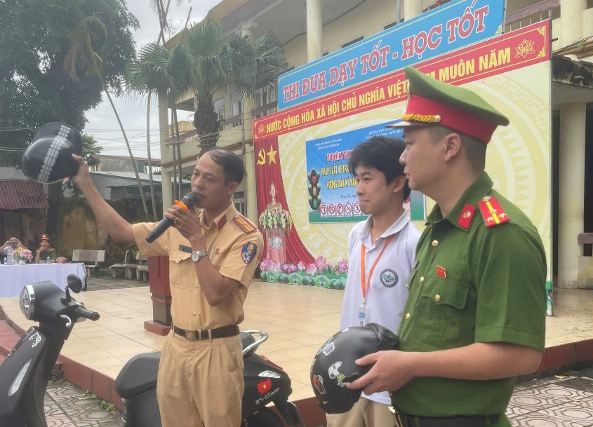 Tuyên truyền, phổ biến pháp luật ATGT và hướng dẫn kỹ năng lái xe an toàn cho học sinh Trung tâm Giáo dục nghề nghiệp- Giáo dục thường xuyên Gia Lâm- Ảnh 3.