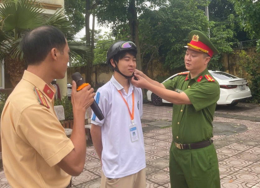 Tuyên truyền, phổ biến pháp luật ATGT và hướng dẫn kỹ năng lái xe an toàn cho học sinh Trung tâm Giáo dục nghề nghiệp- Giáo dục thường xuyên Gia Lâm- Ảnh 4.