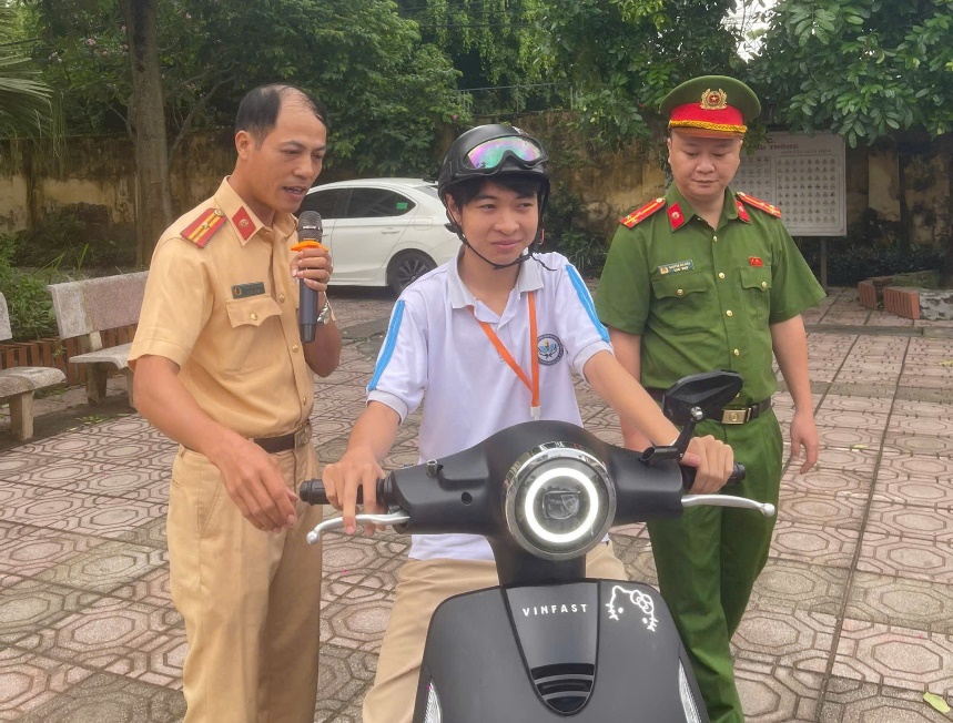 Tuyên truyền, phổ biến pháp luật ATGT và hướng dẫn kỹ năng lái xe an toàn cho học sinh Trung tâm Giáo dục nghề nghiệp- Giáo dục thường xuyên Gia Lâm- Ảnh 5.