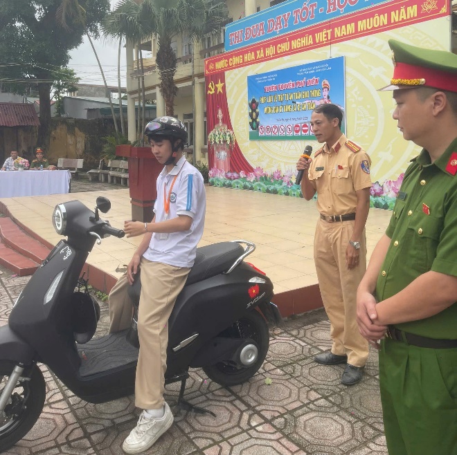 Tuyên truyền, phổ biến pháp luật ATGT và hướng dẫn kỹ năng lái xe an toàn cho học sinh Trung tâm Giáo dục nghề nghiệp- Giáo dục thường xuyên Gia Lâm- Ảnh 6.