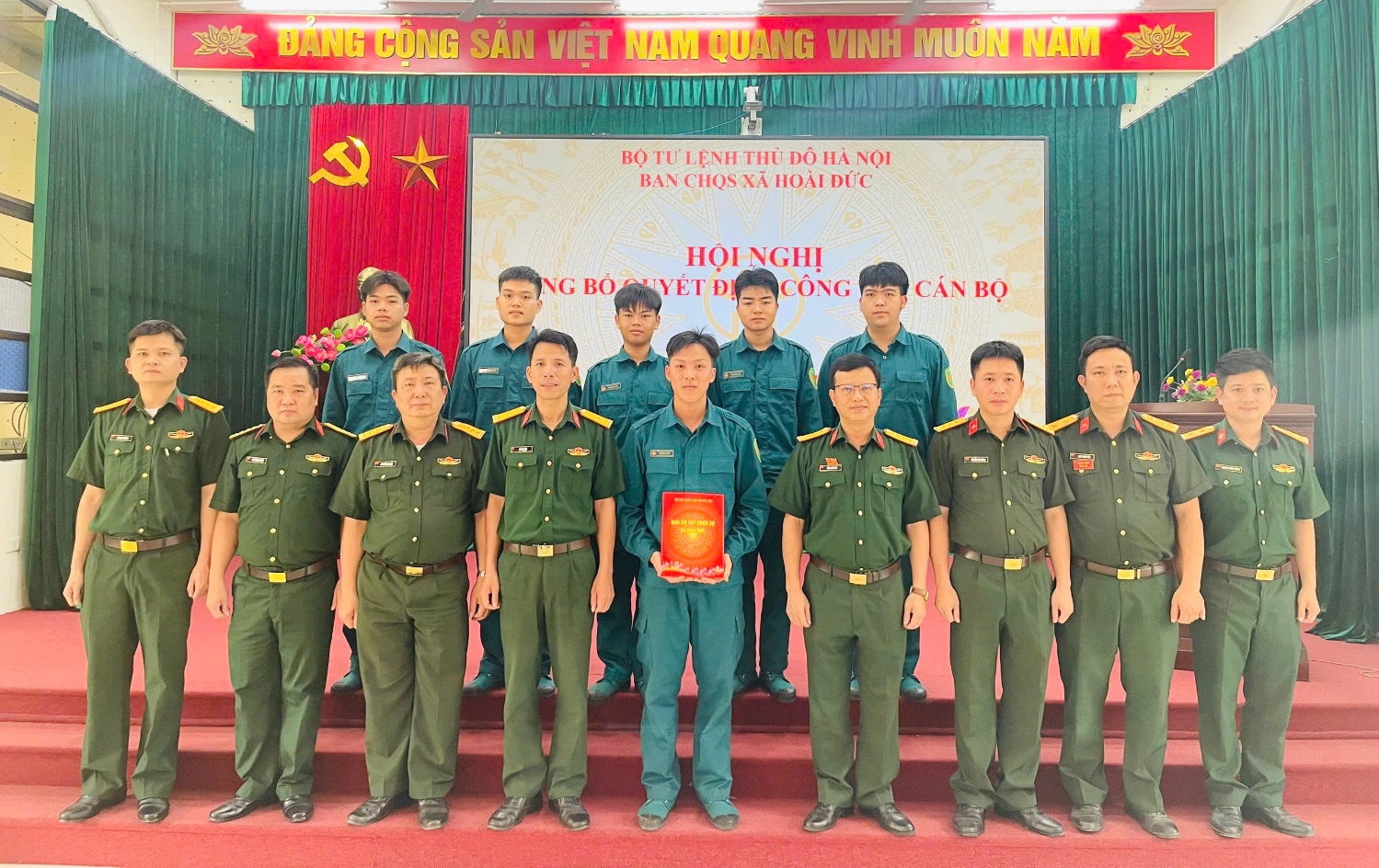 Ban CHQS xã Hoài Đức trao Quyết định bổ nhiệm Tiểu đội trưởng Dân quân thường trực- Ảnh 1.