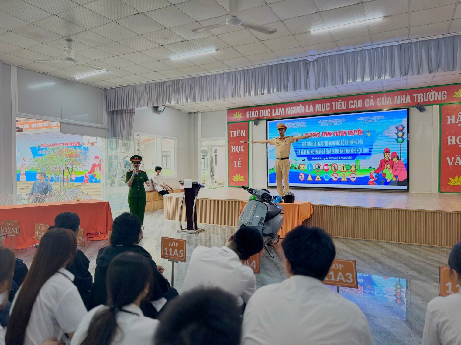 Cổng trường an toàn giao thông - từ quản lý trật tự đến hình thành văn hóa ứng xử- Ảnh 1.