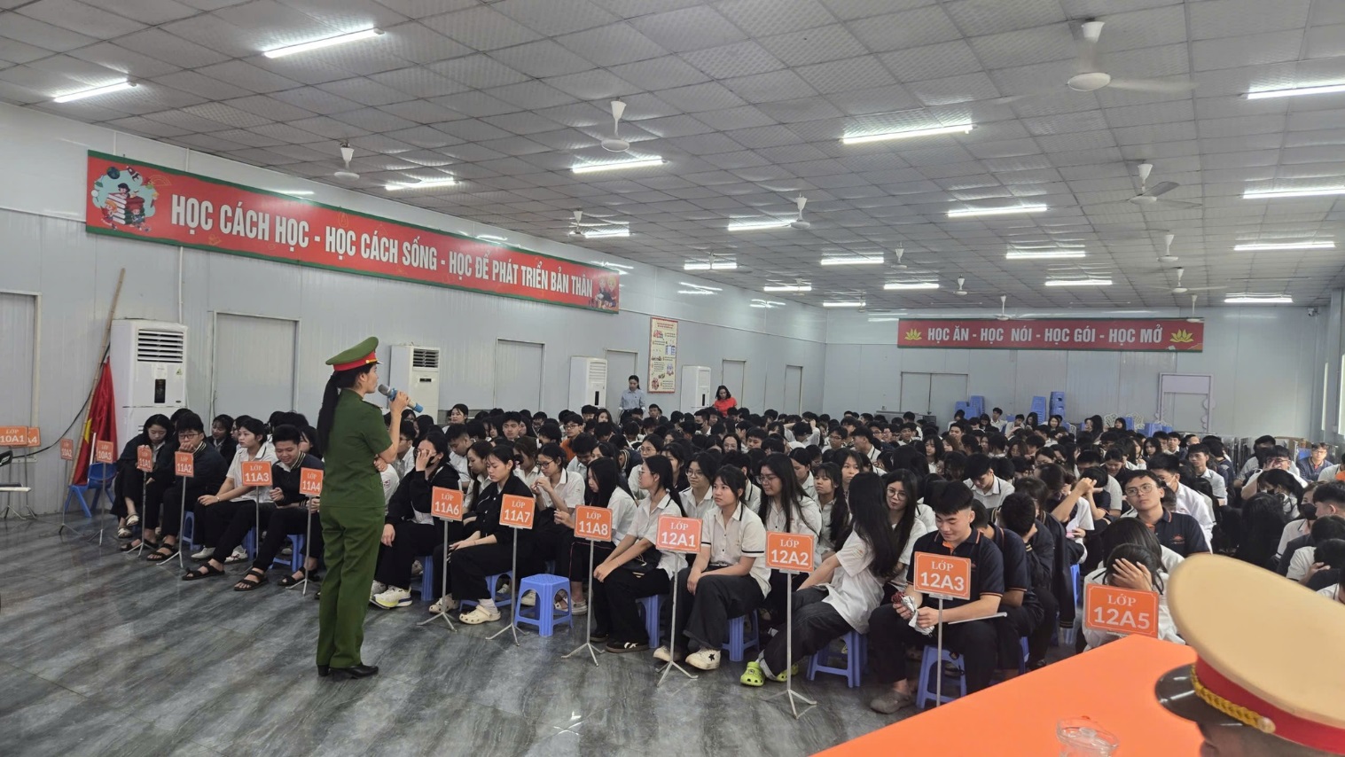 Cổng trường an toàn giao thông - từ quản lý trật tự đến hình thành văn hóa ứng xử- Ảnh 4.