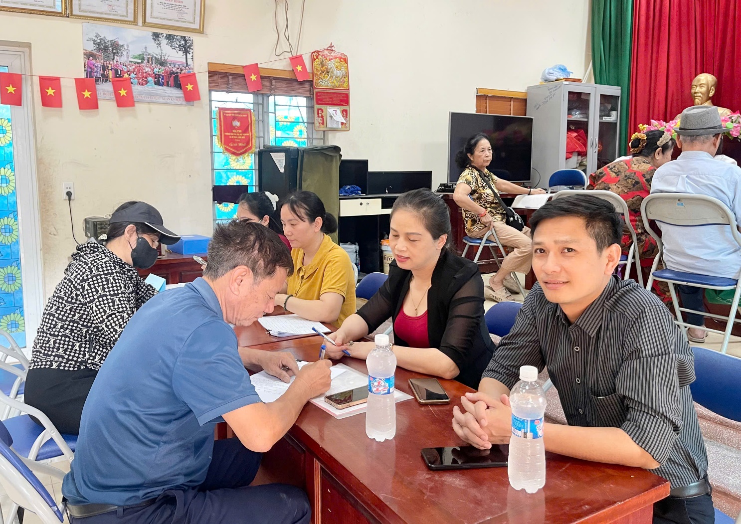 Hoài Đức chi trả tiền bồi thường, hỗ trợ cho các hộ dân có đất thu hồi thực hiện dự án- Ảnh 1.