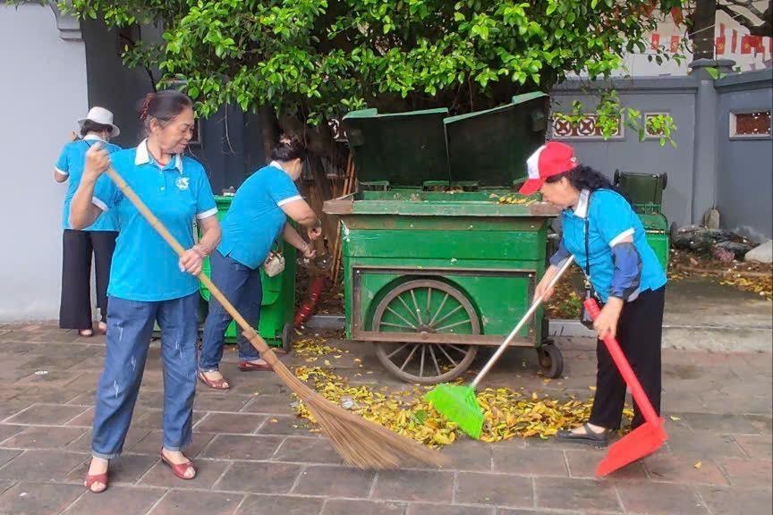 Phụ nữ phường Ô Chợ Dừa chỉnh trang ngõ phố, lan tỏa nếp sống văn minh đô thị- Ảnh 1.