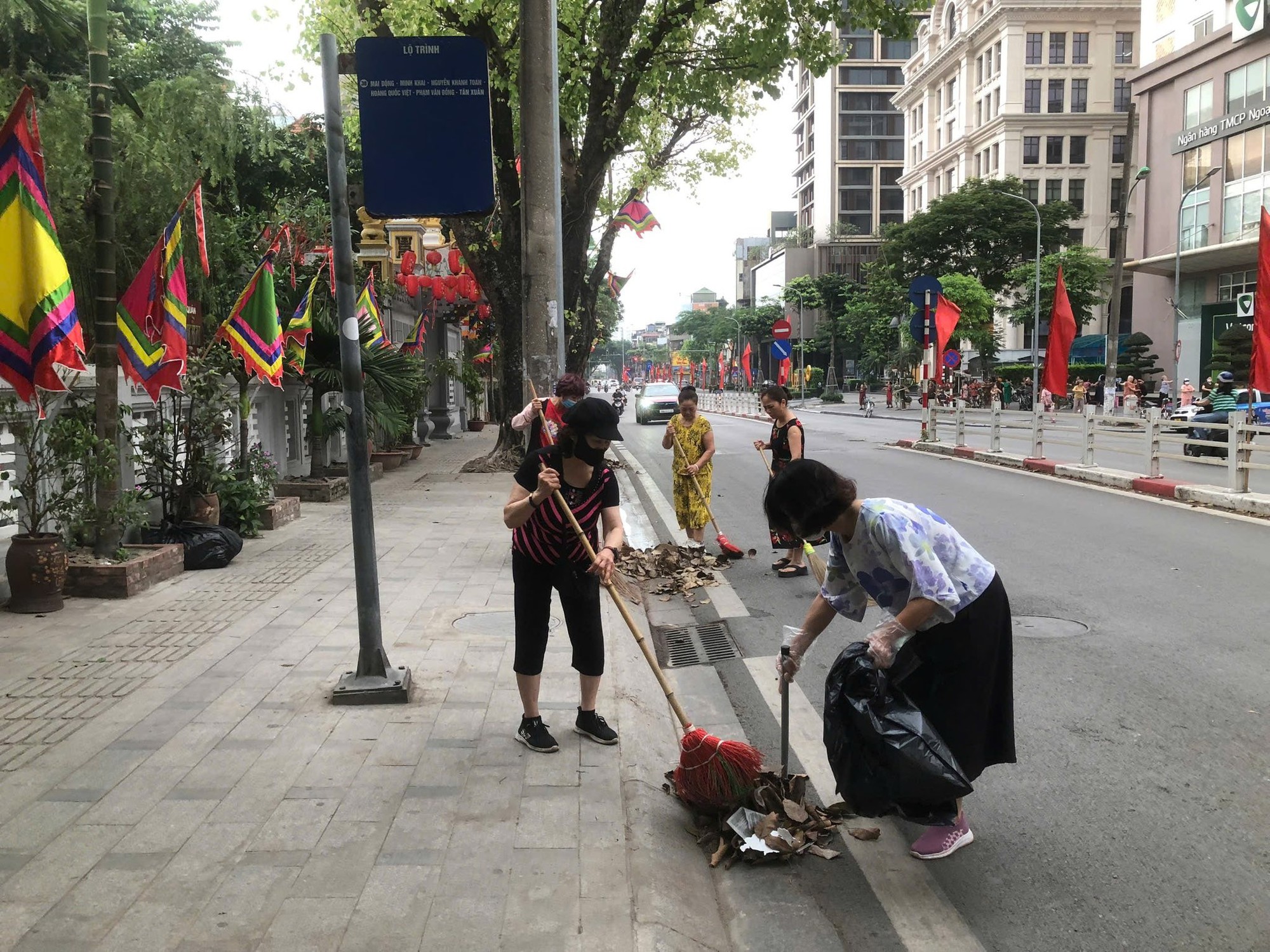 Phụ nữ phường Ô Chợ Dừa chỉnh trang ngõ phố, lan tỏa nếp sống văn minh đô thị- Ảnh 2.