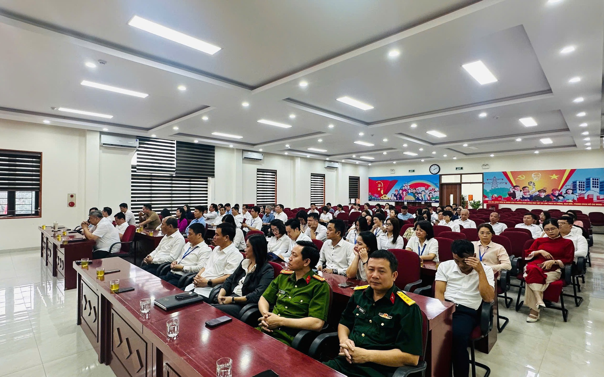 Lễ chào cờ tháng Năm: Khẳng định quyết tâm, trao niềm tin và định hướng phát triển