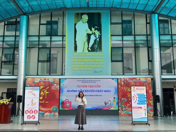 Người gìn giữ những “nhịp thở bình yên” câu chuyện về cô Đỗ Thị Huệ - nhân viên y tế tại mái trường THCS Linh Đàm- Ảnh 1.