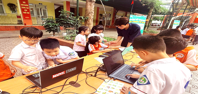 Trường Tiểu học Hoàng Liệt sôi nổi “Ngày Sách và Văn hóa đọc Việt Nam” lần thứ V năm 2026 với chủ đề “Sách mở tri thức - Công nghệ dẫn lối tương lai”- Ảnh 4.
