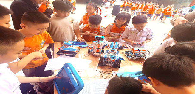 Trường Tiểu học Hoàng Liệt sôi nổi “Ngày Sách và Văn hóa đọc Việt Nam” lần thứ V năm 2026 với chủ đề “Sách mở tri thức - Công nghệ dẫn lối tương lai”- Ảnh 5.