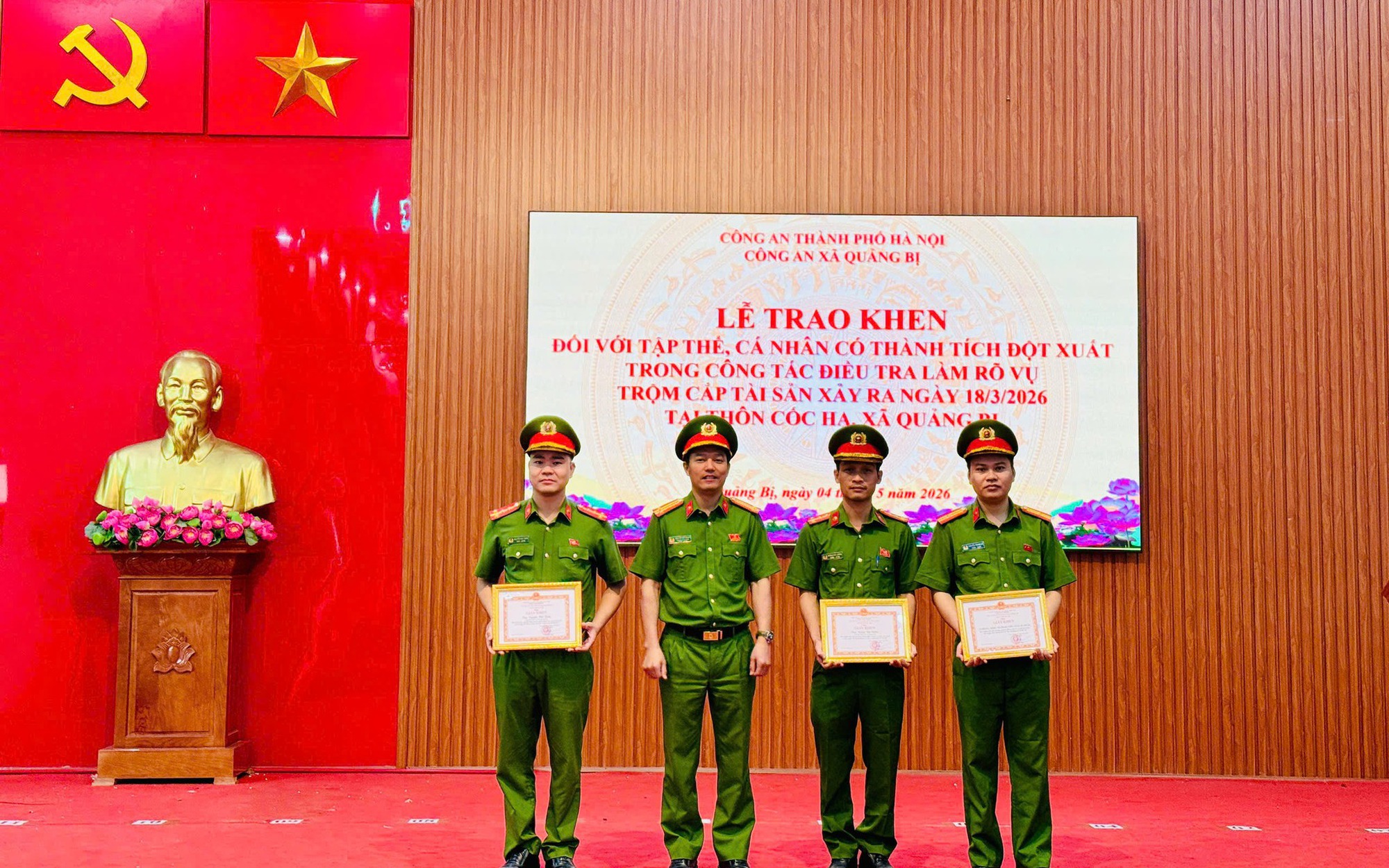 Công an xã Quảng Bị tổ chức lễ chào cờ tháng 5, trao khen thưởng và quán triệt các Nghị quyết quan trọng