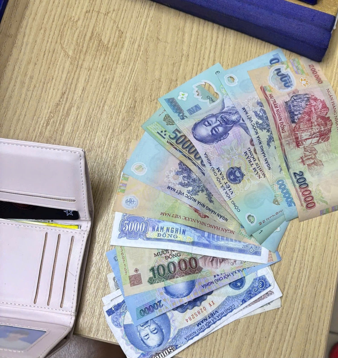 CÔNG AN PHƯỜNG NGHĨA ĐÔ: PHÁT HUY HIỆU QUẢ DỮ LIỆU DÂN CƯ, KỊP THỜI TRAO TRẢ TÀI SẢN CHO NGƯỜI DÂN ĐÁNH RƠI- Ảnh 1.