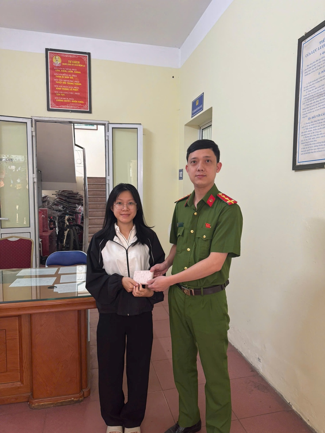 CÔNG AN PHƯỜNG NGHĨA ĐÔ: PHÁT HUY HIỆU QUẢ DỮ LIỆU DÂN CƯ, KỊP THỜI TRAO TRẢ TÀI SẢN CHO NGƯỜI DÂN ĐÁNH RƠI- Ảnh 2.