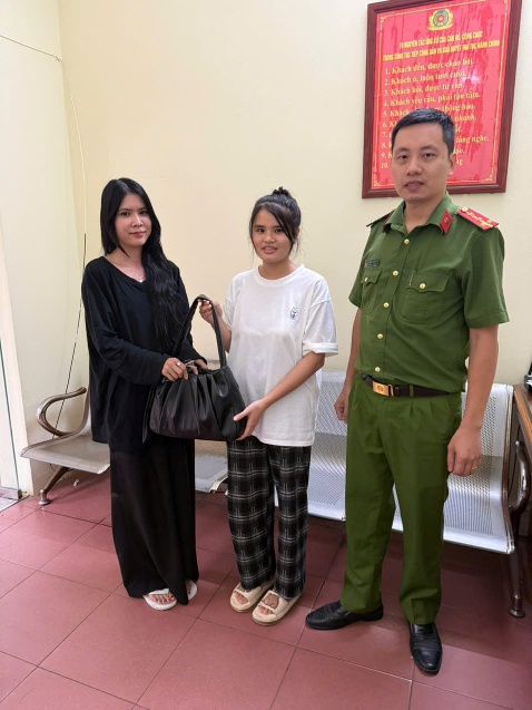 CÔNG AN PHƯỜNG NGHĨA ĐÔ: PHÁT HUY HIỆU QUẢ DỮ LIỆU DÂN CƯ, KỊP THỜI TRAO TRẢ TÀI SẢN CHO NGƯỜI DÂN ĐÁNH RƠI- Ảnh 3.