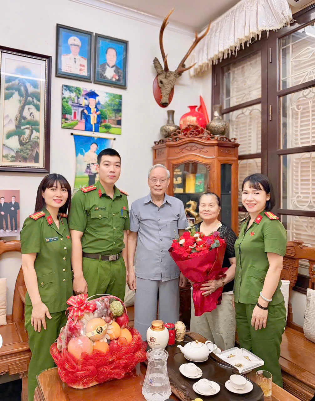 CÔNG AN PHƯỜNG DUY TRÌ HOẠT ĐỘNG TRI ÂN CÁC ĐỒNG CHÍ NGUYÊN LÃNH ĐẠO BỘ CÔNG AN TRÊN ĐỊA BÀN- Ảnh 1.
