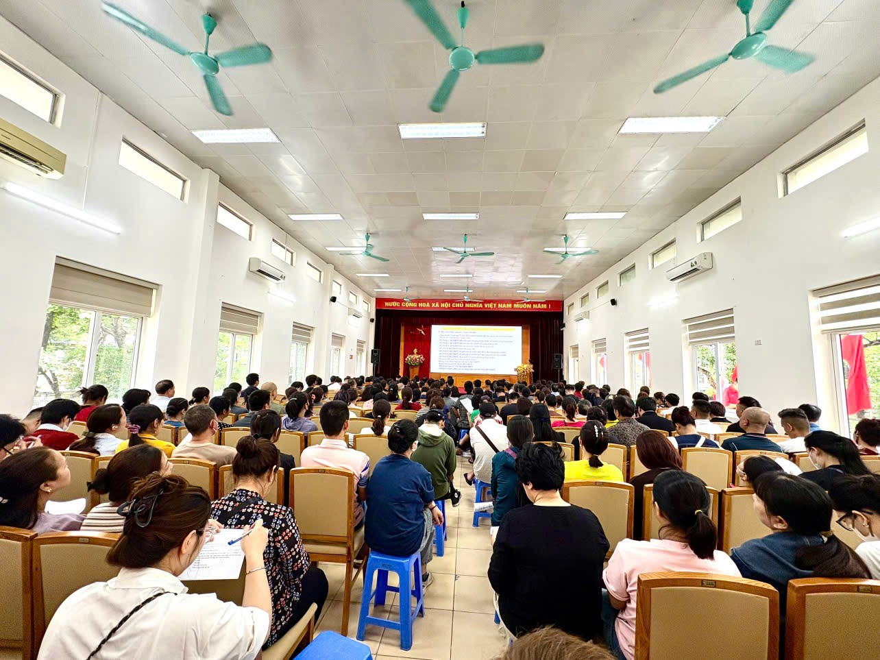 HỘI NGHỊ TẬP HUẤN NÂNG CAO KIẾN THỨC AN TOÀN THỰC PHẨM CHO CHỦ CƠ SỞ VÀ NHÂN VIÊN CÁC CƠ SỞ KINH DOANH DỊCH VỤ ĂN UỐNG TRÊN ĐỊA BÀN PHƯỜNG NGHĨA ĐÔ- Ảnh 3.