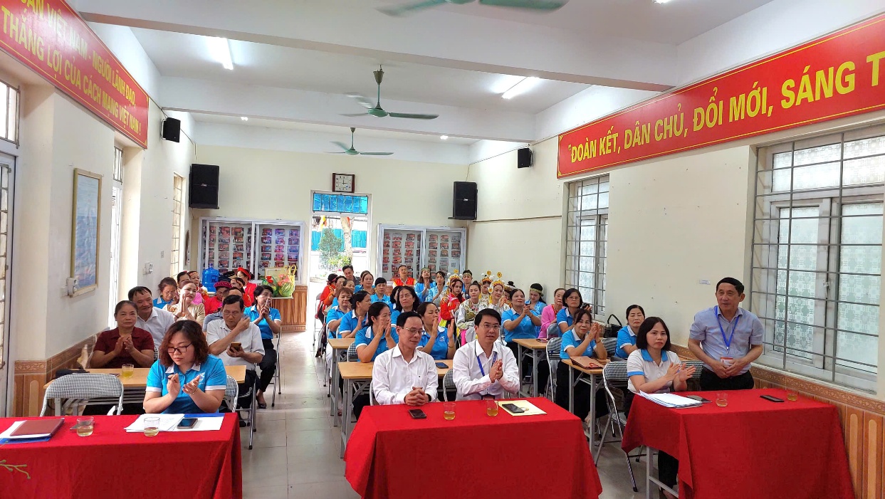 Hội LHPN phường Việt Hưng tổ chức ra mắt mô hình “Tổ phụ nữ tham gia tuyên truyền, giữ gìn văn hóa truyền thống” tại khu dân cư Lệ Mật- Ảnh 1.