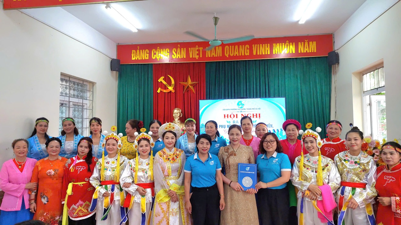 Hội LHPN phường Việt Hưng tổ chức ra mắt mô hình “Tổ phụ nữ tham gia tuyên truyền, giữ gìn văn hóa truyền thống” tại khu dân cư Lệ Mật- Ảnh 3.