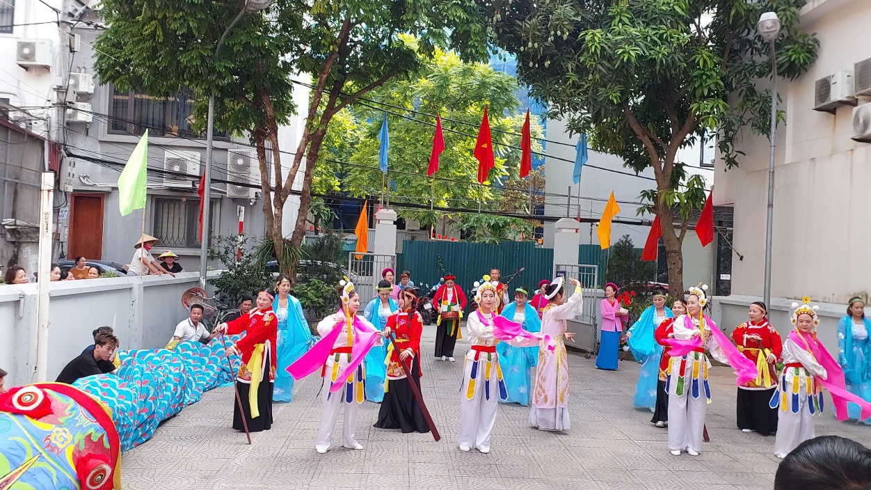 Hội LHPN phường Việt Hưng tổ chức ra mắt mô hình “Tổ phụ nữ tham gia tuyên truyền, giữ gìn văn hóa truyền thống” tại khu dân cư Lệ Mật- Ảnh 5.