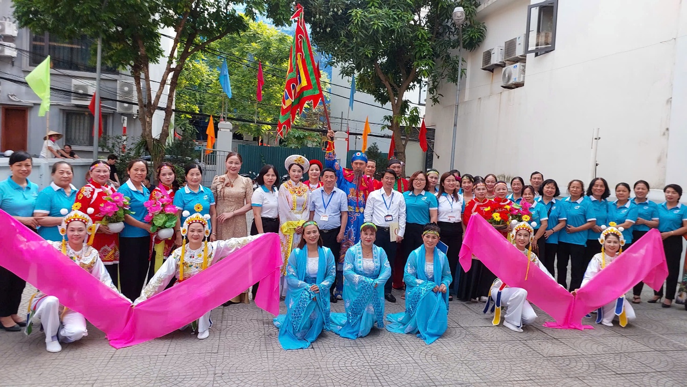 Hội LHPN phường Việt Hưng tổ chức ra mắt mô hình “Tổ phụ nữ tham gia tuyên truyền, giữ gìn văn hóa truyền thống” tại khu dân cư Lệ Mật- Ảnh 6.