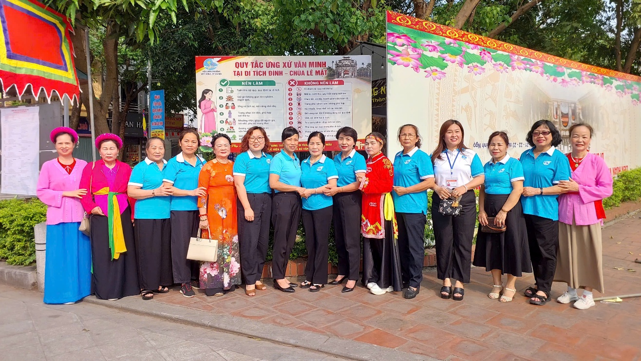 Hội LHPN phường Việt Hưng tổ chức ra mắt mô hình “Tổ phụ nữ tham gia tuyên truyền, giữ gìn văn hóa truyền thống” tại khu dân cư Lệ Mật- Ảnh 7.