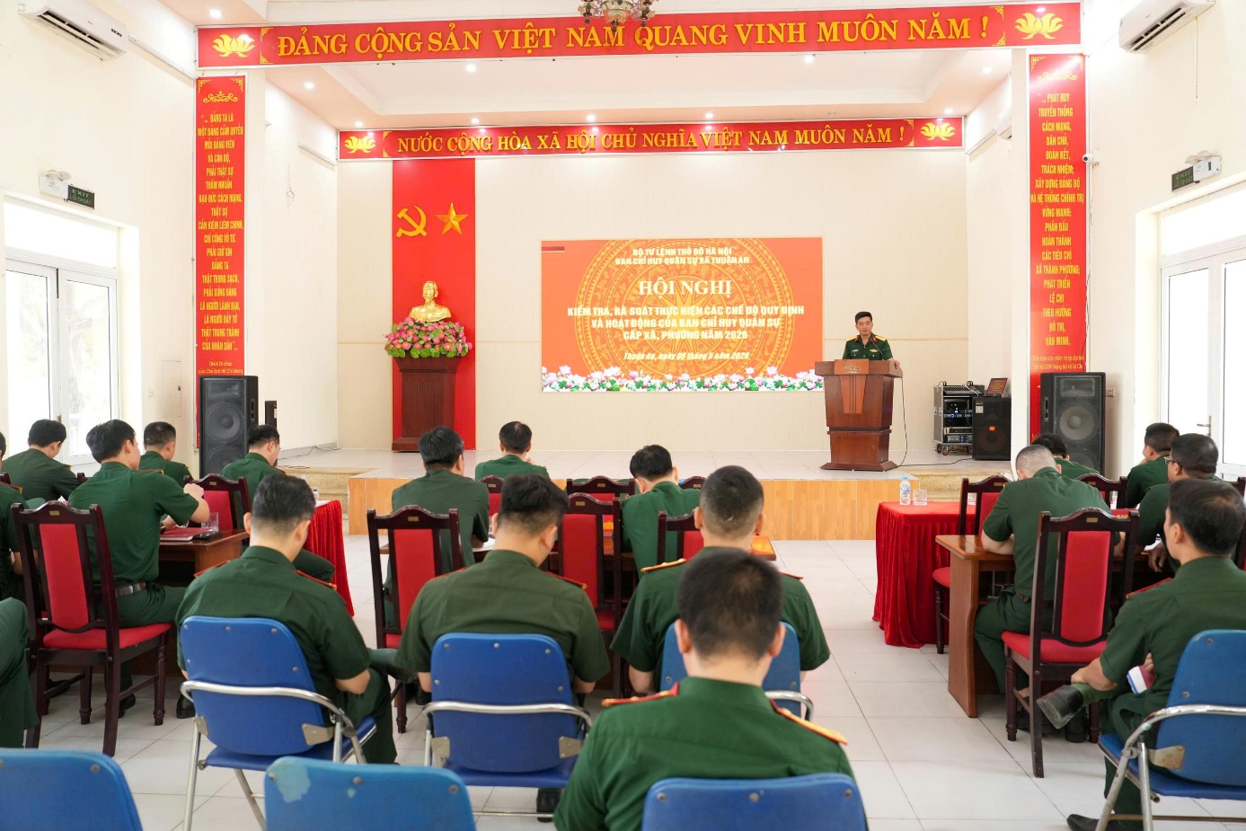 Ảnh có chứa trang phục, người, ghế, trong nhà  Nội dung do AI tạo ra có thể không chính xác.